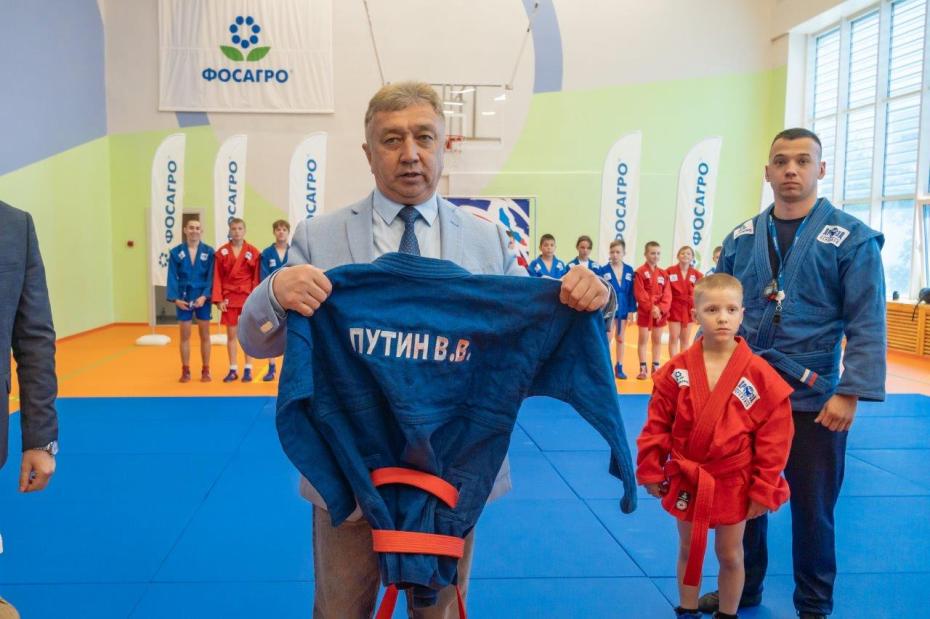 Президент программы «ДРОЗД» Ренат Лайшев преподнес в дар музею «ДРОЗД-Череповец» самбовку, в которой президент РФ Владимир Путин проводил тренировку во время визита в центр образования «Самбо-70»