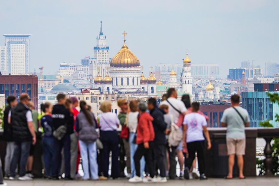 Топ-10 смотровых площадок Москвы: горожане осматривают Москву со смотровой площадки на Воробьевых горах