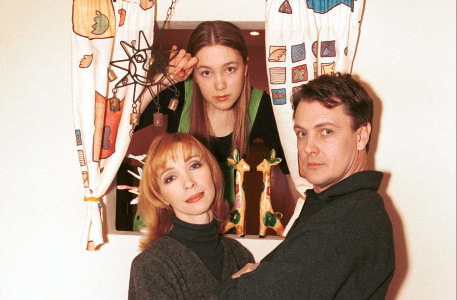 Российская актриса Дарья Мороз с родителями Мариной Левтовой (1959–2000) и Юрием Морозом дома. Февраль 1999 года. Россия