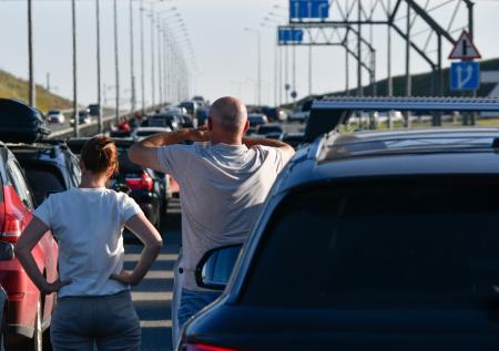 Страшная очередь на Крымском мосту: угроза БПЛА, опасно ли ехать через ДНР