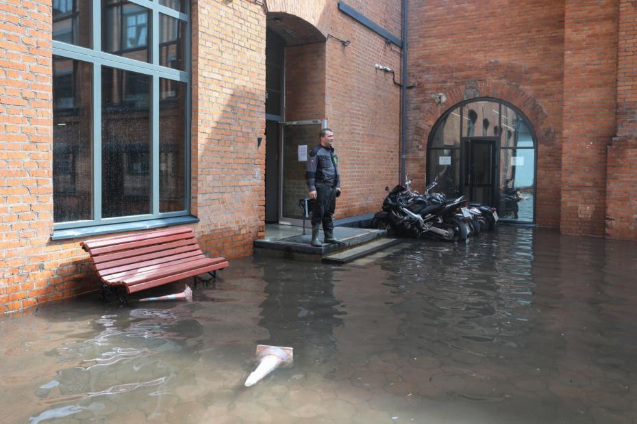 БЦ Даниловская Мануфактура после ливня в Москве