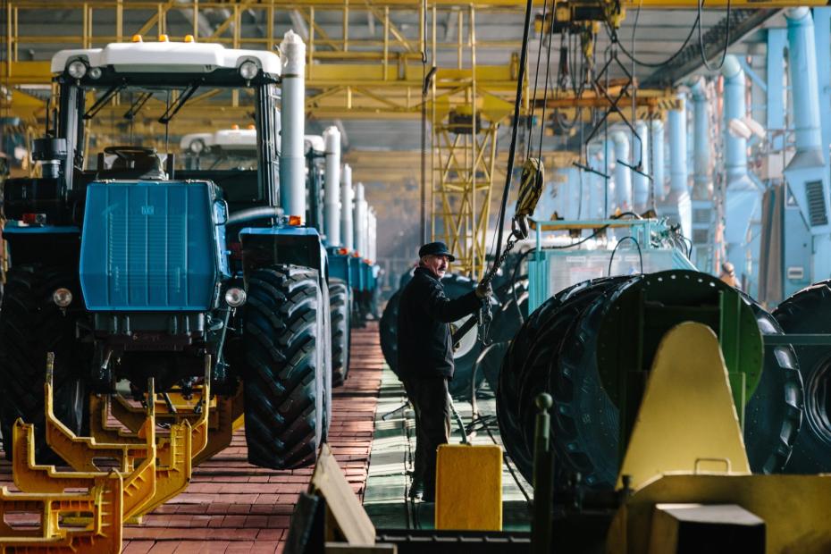 Работники сборочного цеха Харьковского тракторного завода