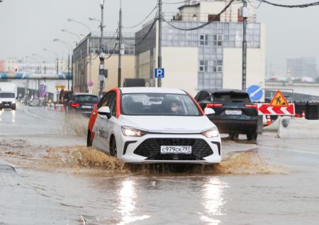 Ливень смыл грунт под дорогой и ограждение на юге Москвы