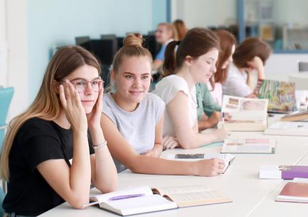 Заслуженный учитель оценил возможное сокращение обучения в школах и вузах