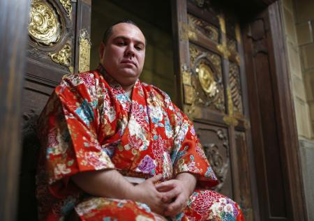 Неспортивное поведение: сумоист изнасиловал девушку в караоке-клубе