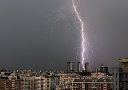 Суперливень обрушился на Москву: самые яркие кадры с затопленных улиц