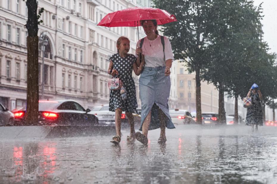 Горожане во время ливня на Тверской улице