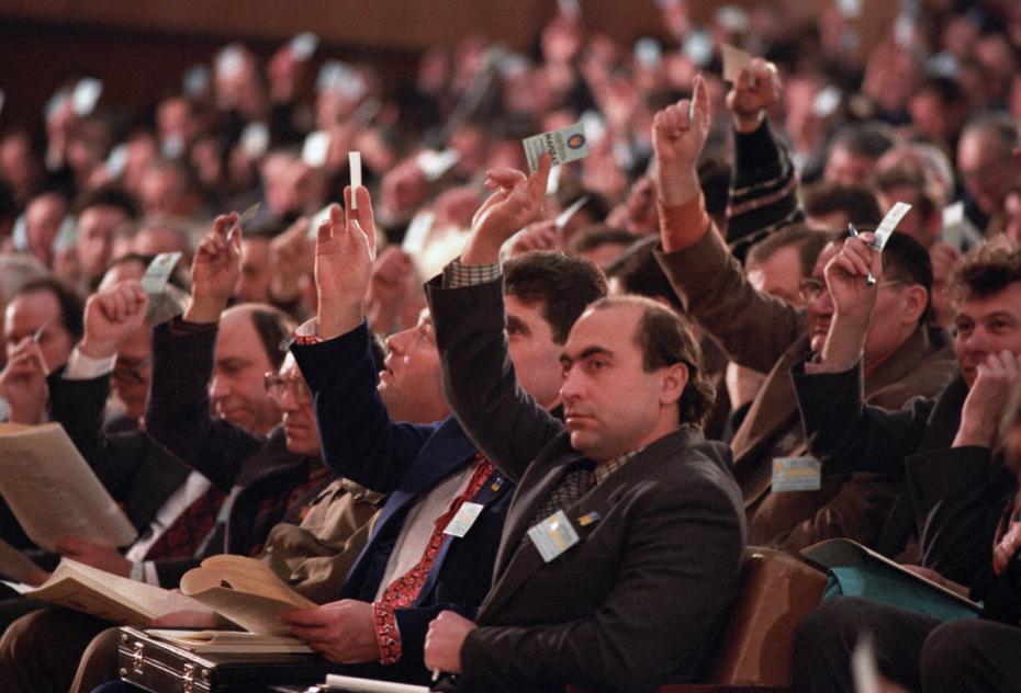 III съезд Народного руха Украины, 28 февраля — 1 марта 1992 года. Делегаты съезда во время голосования