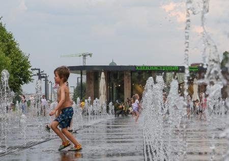 Родителям рассказали об опасности купания детей в фонтанах