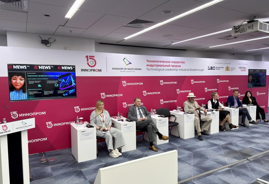 Анастасия Алёхина, ведущий бизнес-партнёр креативного направления «СберМаркетинга» (на экране слева)