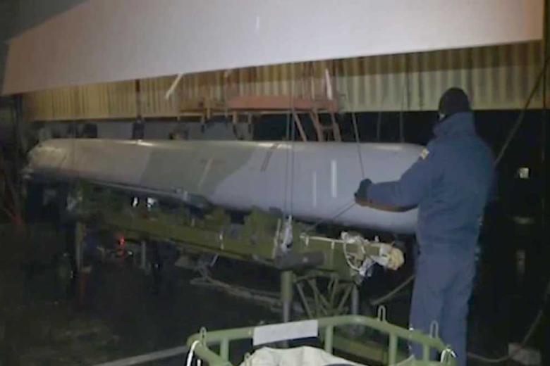 Загрузка крылатой ракеты X-101 в бомбардировщик-ракетоносец Ту-160