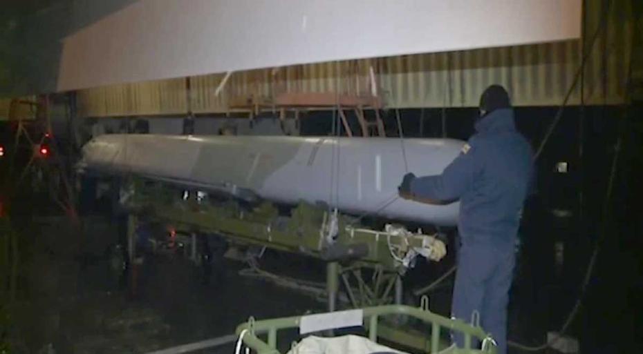 Загрузка крылатой ракеты X-101 в бомбардировщик-ракетоносец Ту-160