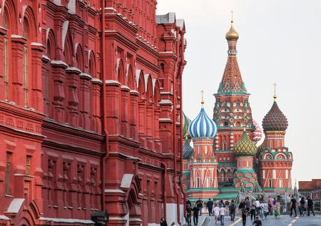 Музей в Москве извинился за значки с храмом Василия Блаженного без крестов