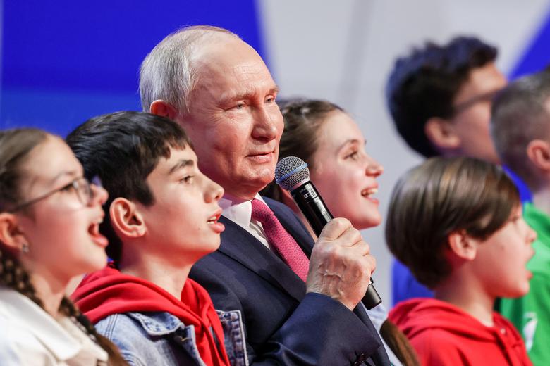 Владимир Путин во время участия в съезде Российского движения детей и молодежи «Движение первых»