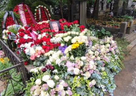 Режиссера Мороза похоронили в Москве на Ваганьковском кладбище
