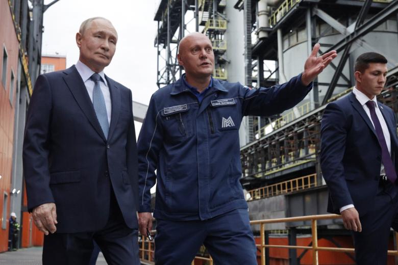 Владимир Путин в ходе посещения Магнитогорского металлургического комбината