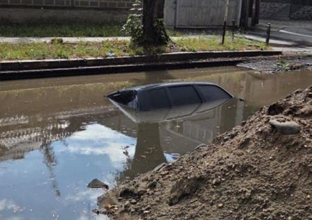 В одном российском городе «исчезновение» машин из-за стихии попало на видео