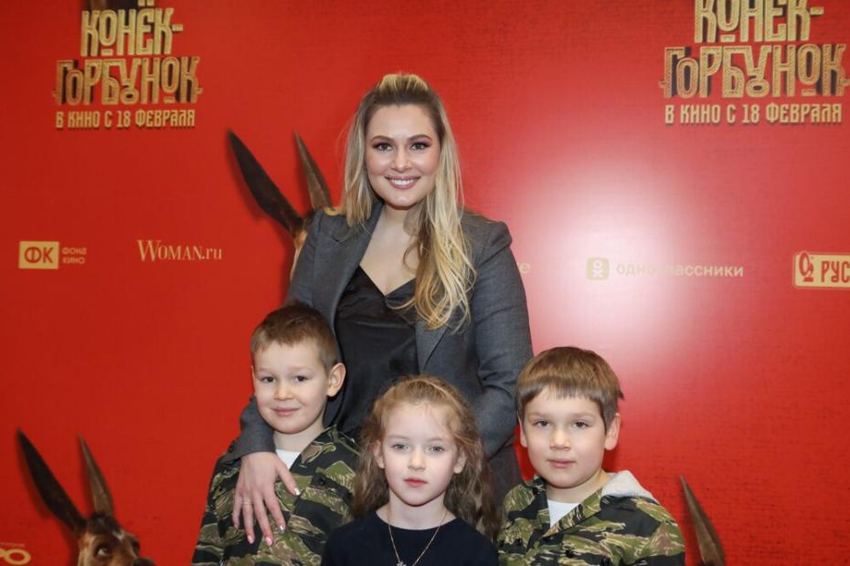 Мария Кожевникова с детьми на премьере сказочного блокбастера «Конек-Горбунок»