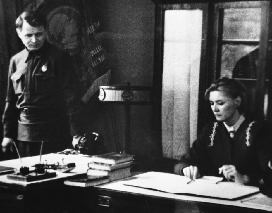 Кадр из фильма по повести Бориса Васильева «Завтра была война» режиссера Юрия Кары. Киностудия имени М. Горького. Актер Сергей Никоненко в роли Николая Григорьевича Ромахина, актриса Вера Алентова в образе Валендры