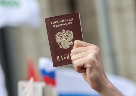 Путин продлил возможность получать внутренние паспорта РФ в двух странах