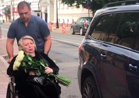 Татьяна Тарасова в инвалидном кресле на прощании с Миттой попала на видео