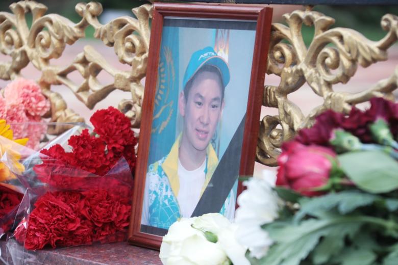 Цветы в память о фигуристе Денисе Тене