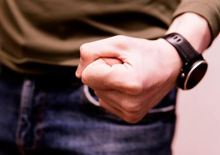 Дебошир забрызгал кровью банкомат в торговом центре и попал на видео