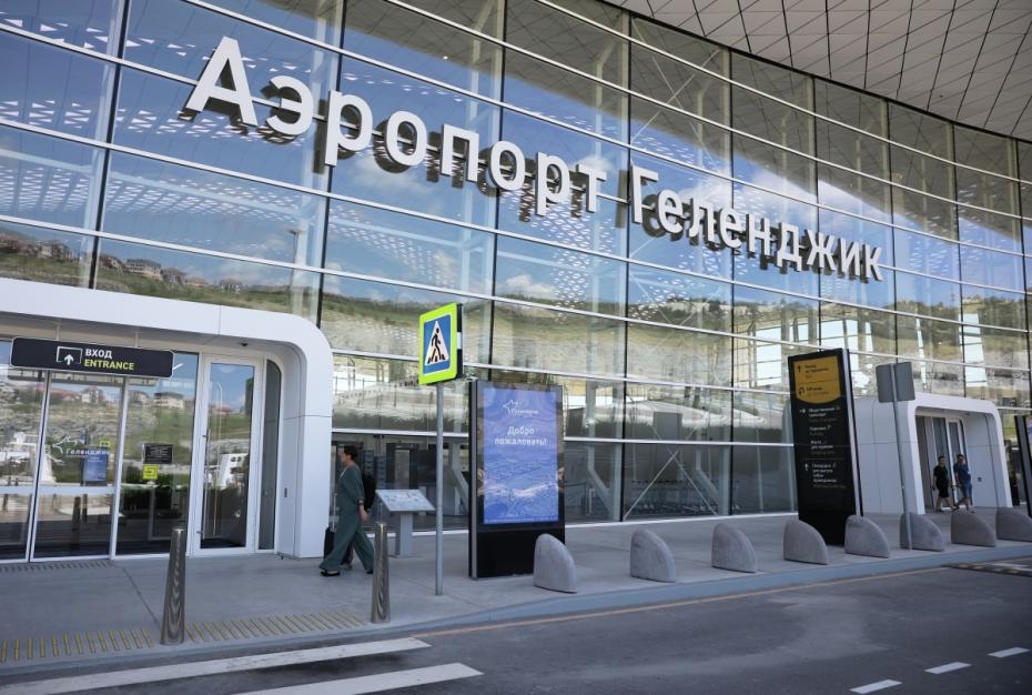 Вход в здание аэропорта Геленджика.