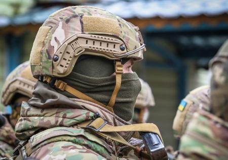 Разъяренный украинец разогнал лопатой сотрудников ТЦК и попал на видео