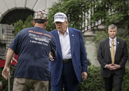 Трампу посоветовали отказаться от рукопожатий из-за одного нюанса