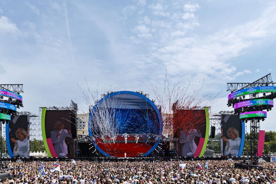 Посетители на фестивале VK Fest 2025 в Москве на территории парка «Лужники‭»»