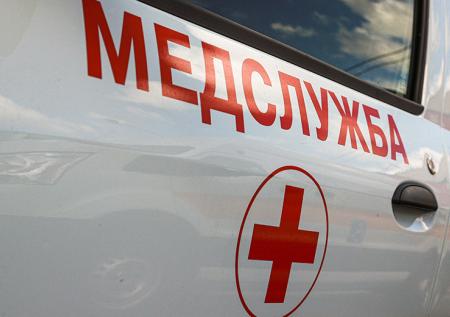В Мытищах девушка выпала из окна и погибла, едва не убив школьников