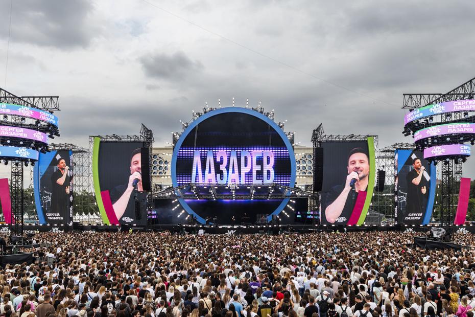 Посетители на фестивале VK Fest 2025 в Москве на территории парка «Лужники‭»»