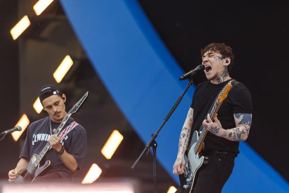 Участники группы «Три дня дождя‭» во время выступления на фестивале VK Fest на территории парка «Лужники‭»