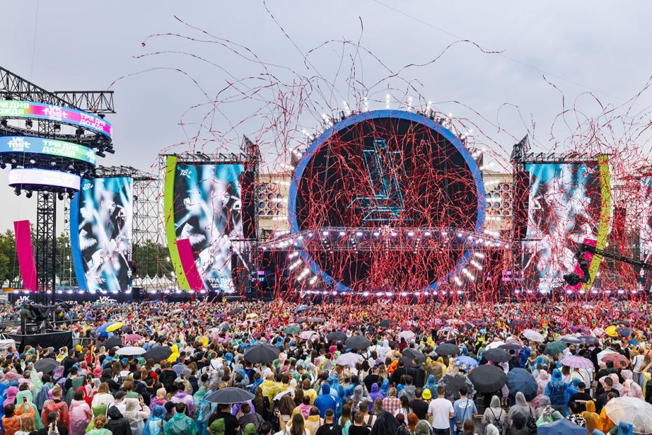 Посетители на фестивале VK Fest 2025 в Москве на территории парка «Лужники‭»»