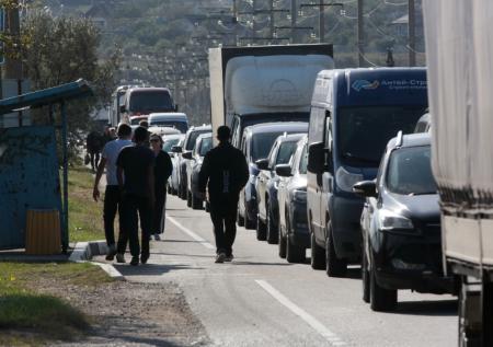 Путешествующим в Крым дали рекомендации из-за пробок на мосту
