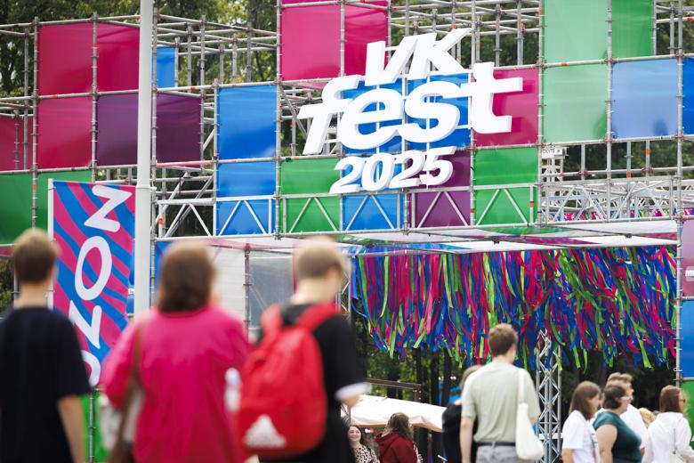 Посетители на фестивале VK Fest 2025 в Москве на территории парка «Лужники‭»»