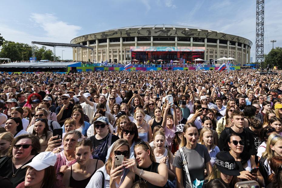 Посетители на фестивале VK Fest 2025 в Москве на территории парка «Лужники‭»»