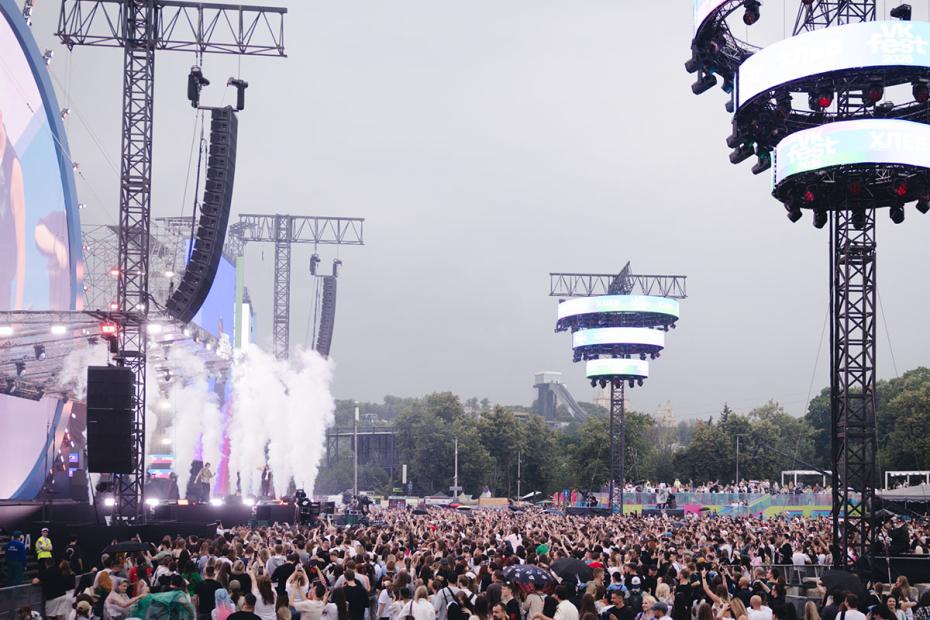 Посетители на фестивале VK Fest 2025 в Москве на территории парка «Лужники‭»»