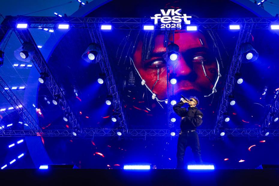 Хип-хоп-исполнитель Элджей во время выступления на фестивале VK Fest на территории парка «Лужники‭»