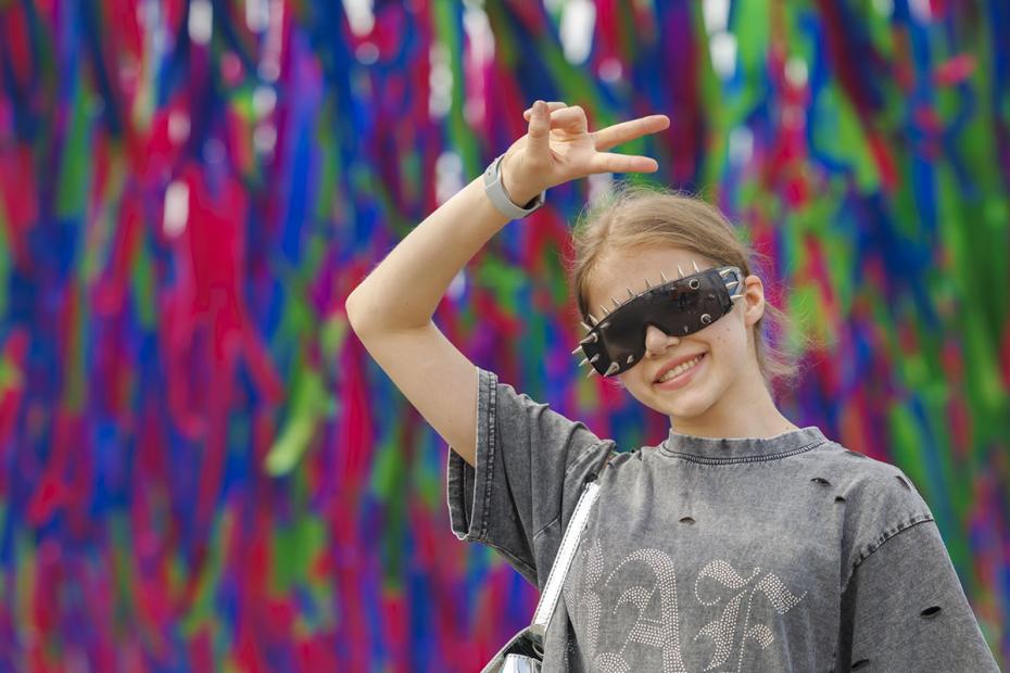 Посетительница на фестивале VK Fest 2025 в Москве на территории парка «Лужники‭»»