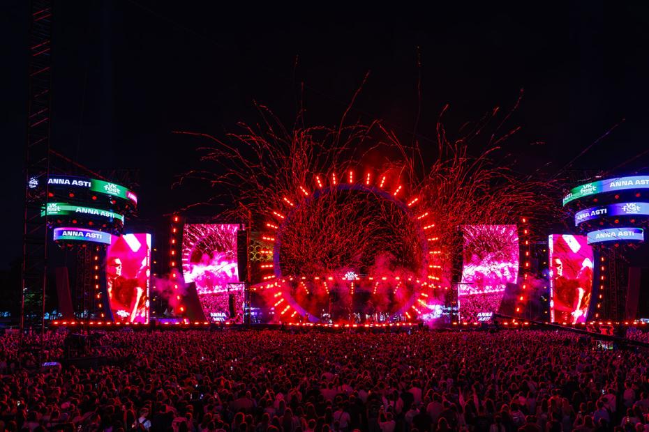 Посетители на фестивале VK Fest 2025 в Москве на территории парка «Лужники‭»»