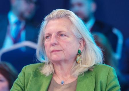 Экс-глава МИД Австрии взяла кота на богослужение