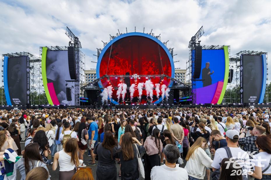 Посетители на фестивале VK Fest 2025 в Москве на территории парка «Лужники‭»»