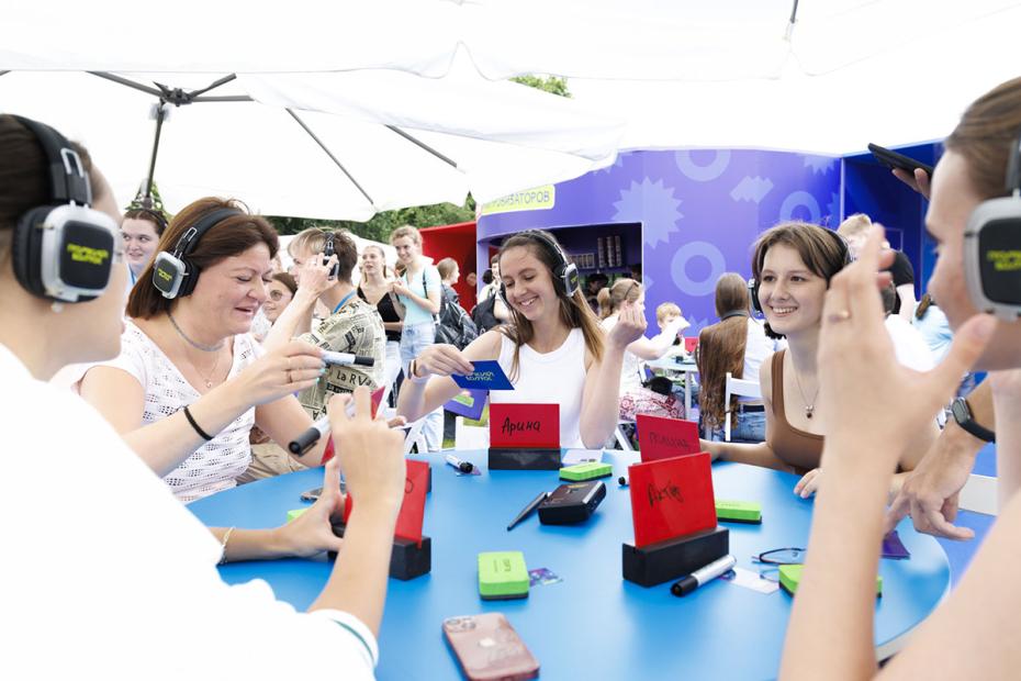 Посетители на фестивале VK Fest 2025 в Москве на территории парка «Лужники‭»»