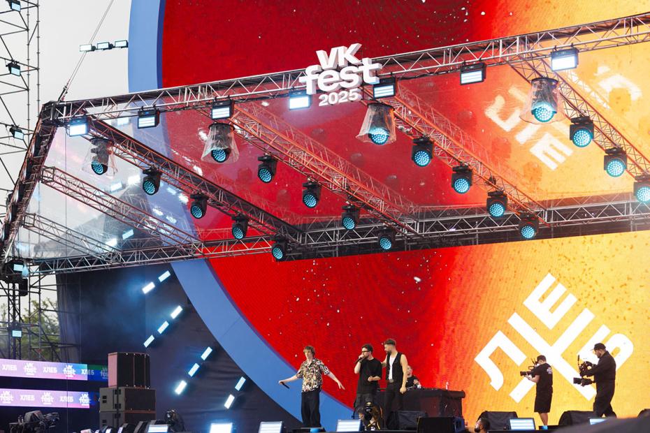 Участники группы ‭«Хлеб» во время выступления на фестивале VK Fest на территории парка «Лужники‭»