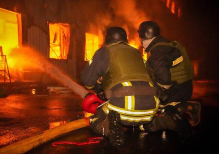 В Киеве после взрывов начался пожар на складах