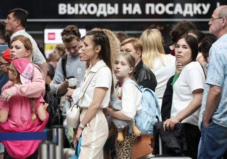 Бунт пассажиров, вода за 450 рублей: что происходит в аэропортах Москвы