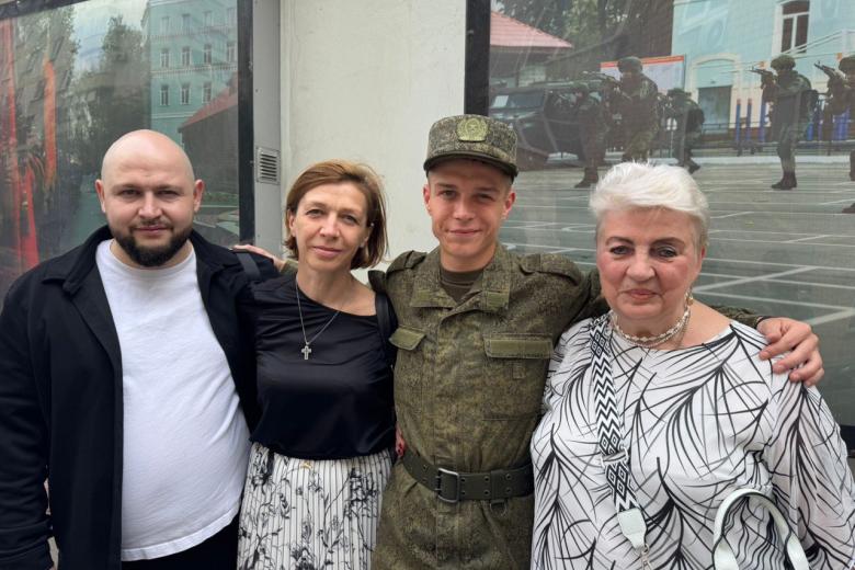 Глеб Калюжный в центре с директором Григорием Суховым, мамой и бабушкой