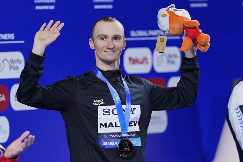 Александр Мальцев во время церемонии награждения на чемпионате мира по водным видам спорта в Сингапуре
